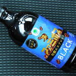 FamilyMart - ...「Family’s BOSS ブラック 450ml（129円）」、「ファミマル」×「BOSS」のコラボ商品。エチオピア産を中心に複数のコーヒー豆をブレンドしたブラックコーヒー。フルーティーで華やかな香りとなめらかで濃密な味わいを楽しめる。