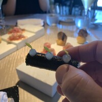 アルマーニ リストランテ - カンノーロ、海苔巻きイメージで中にはハマチのタルタル、サクッとした海苔に柚子のジュレ