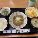 レストラン楷の樹 - ホルモン定食。ご飯は少なめにしました。