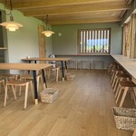 FARM FRONT - 越後杉を使用した店内。テーブル席とカウンター席もおしゃれ♪
