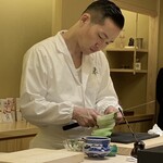 兄弟寿し - きゅうりのかつら剥き　見ててすごいです。