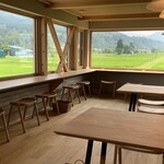 FARM FRONT - 解放感抜群な店内。目の前に広がる田んぼがいい感じです。