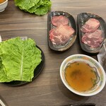焼肉のこころ 近江八幡店 - セットのチシャ菜、スープ。追加のミニタン塩2人前