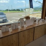 FARM FRONT - 無農薬と減農薬米があります。無農薬があっさりしてて、減農薬は甘みと粘りが強いそうです。