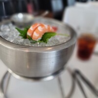 TWO ROOMS - 友人が頼んだ天使のエビの氷盛り、既に半分食べてたのでエビが寂しい