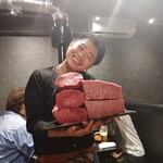 広尾 焼肉 暴飲暴食 - 店員さんがめちゃテキパキ！そしてこの笑顔