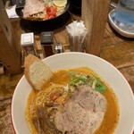 つけめん・らーめん　海老鶏麺蔵 - 手前: 濃厚海老ラーメン＋麺大盛　　奥: 海老つけ麺