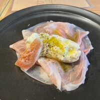 Osteria Falco - 前菜はフランス産生ハムとプラッターチーズ、チーズにふられた塩が効果的に味を引き締めてました。
                     