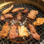 Yakiniku Izakaya Hannodaidokoro - 焼き上がり。ハラミとカルビは柔らかく、ホルモンたちはクセが少なく食べやすくなっていました