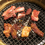 焼肉居酒家 韓の台所 - 焼いてみました。種類が多いので、焼いていて楽しくなります