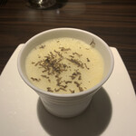 KAZAN - ★バンクーバー島生雲丹とトリュフのロワイヤル
      とうもろこし風味の茶碗蒸しみたいな温かいオードブル。細かい雲丹が具で入っていて、表面の泡の上に海苔かと思えばトリュフが散りばめられています