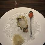 KAZAN - ★“キャッツアイオイスター“
      氷を敷き詰めたお皿の上に牡蠣が。西洋わさびとケチャップを合わせた様な赤いソースが病みつきに
