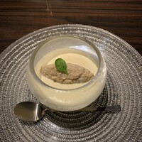 KAZAN - ★渡り蟹と旬野菜のムース
                    ヴィシソワーズの様なムースに渡り蟹の身が贅沢なほどたっぷりと。ムースの下の方は黄色いターメリックの二層仕立て