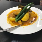 ラフィーの美しい森 - 具のグリーンマンゴーがなにげにうまいすっぱい魚カレー:正調トック・テングラ 要予約