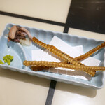 Uo Masa - 割いた鰻の「肝わさ」と「骨せんべい」一尾分