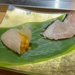 すし花一寿美 - 真鯛（ウニ入り）とサワラ