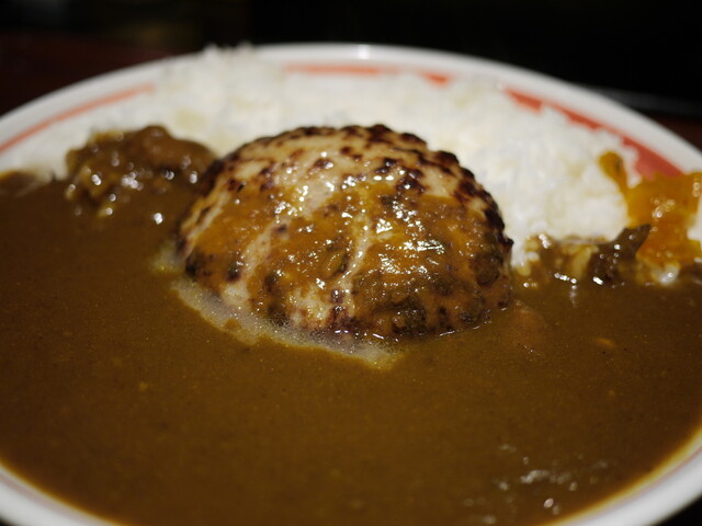 箸で食べるあつあつ鉄皿ハンバーグとカレーのお店