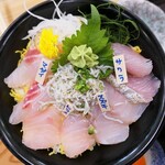 お魚天国 海鮮食事処 - 地魚丼（普通盛）