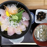 お魚天国 海鮮食事処 - 地魚丼・小盛