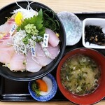 お魚天国 海鮮食事処 - 料理写真:地魚丼（普通盛）