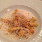 スルメイカのカルボナーラ仕立て　ベーコンのカプチーノ