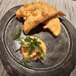 SPICE LAB TOKYO - 鱈と加茂茄子のバコラ
      トマトのチャート、酸とミントのチャツネ