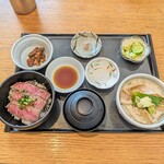 Yururi - 選べる特選丼ハーフサイズ２種（村上牛肉炙り、炙りノドグロ）（2695）