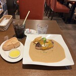 Hamburg pate totsuka - ◎ランチタイムはパンかライスと飲み物が付く