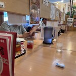 ラーメン縁屋 - 長テーブル席