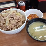 丼太郎 - 食べたのは「牛丼 特盛」５９０円と「単品キムチ」８０円。先ほどのＭ屋さんだと「特盛」７２０円に「単品キムチ」１００円だそうだから、まあビックリ❗