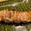 Torinokkura - ②広島赤鶏もも【塩】
                火入れは気持ち強めですが、エキニシよりも軽めな火入
                肉質が軟らかく脂の質も穏やかで奥行きある
                脂の質がクドく無いのは焼き方に依るのだろう
