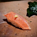 千葉たかおか - 金目の骨出汁でヅケにした金目は、しっかり身が締まり旨み爆弾。 唯一無二の、この仕立てを、是非皆様に召し上がって頂きたいものです。