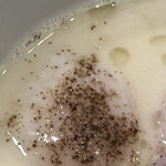 らーめんMAIKAGURA - 温玉に香辛料がかかっていてスープと一緒にレンゲですくっていただきました。