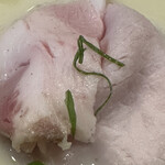 らーめんMAIKAGURA - 低温調理された感じのロース肉がしっとりとしていて、これまたスープに良く合います。