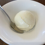 CULATELLINO - 《サルーミ》《クラテリーノ》ランチ共通。デザートは、ヨーグルト風味の粘り系のジェラート。爽やかで美味しい。