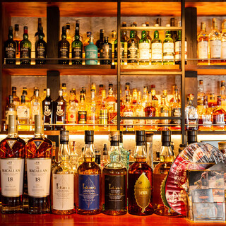 圧巻！ズラリと並ぶ400種類を超えるお酒のボトル