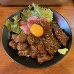 焼肉ホルモン金龍 - スペシャル肉盛り丼（大）