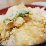 つきじ 天竹 - ほろ苦いシシトウの天ぷらを添えて