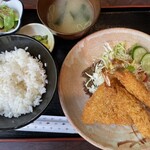 Ijiwaru Baasan - 海老とアジフライ定食