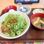 すき家 - 料理写真:2023年7月　ねぎ玉牛丼中盛りおしんこセット（910円）