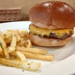 ザ・ドランケン・ダック - チーズバーガーを横から