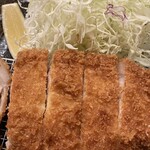 とんかつ 美濃屋 - 脂身が甘い、岩塩で食べるとサイコー