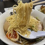 地鶏中華そば 阿波家 - 麺は細麺でコシしっかり