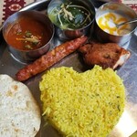 インド・ネパール料理　ロイヤルナンハウス - 2種カレーランチ。ナンいらないからご飯だけで、と言ったら、たっぷりご飯をハート型にしてくれた！爆笑。ちなみに辛さは、3.中辛、にしたが、そんなに辛くなかったので次は4.辛い、にチャレンジかな？