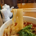 刀削麺・火鍋・西安料理 XI’AN - 麻辣刀削麺 税込880円。モチモチした麺は手で削っているのか太さがまちまち。