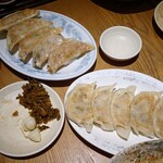 麺龍 炎の杜 - 焼き餃子と、しそチーズ餃子です。どちらも美味でした。