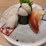 回転寿司 鮮 - 貝三貫　美味い