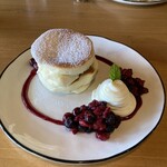 カフェ&ダイニング フルール - ベリーとクリームもたっぷりです。