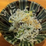地酒焼酎と肴 弥太郎 - お通し　しらすおろし