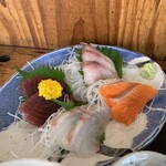 磯丸水産 - お刺身の盛り合わせはサーモン、鯛、ブリ、まぐろでした('23/07/29)